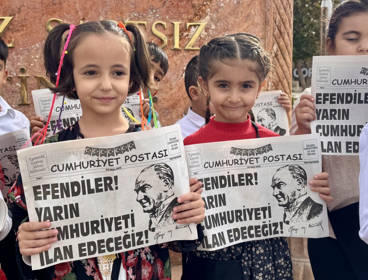 Kırşehir'de anaokulu öğrencileri, Cumhuriyet'in ilan edilişinin temsili gazetesini vatandaşlara dağıttı.