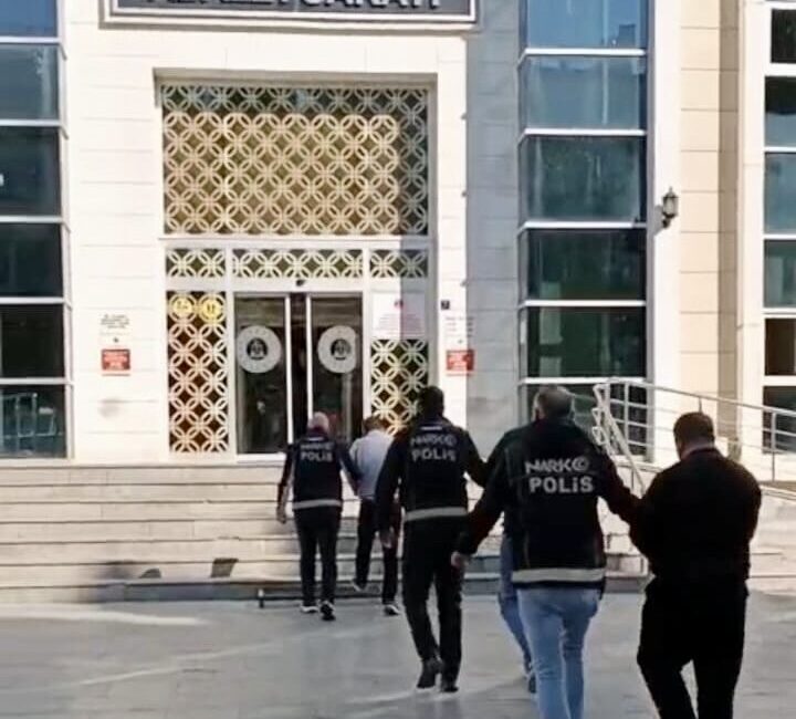 Kırşehir'de düzenlenen uyuşturucu operasyonunda gözaltına alınan 3 zanlı tutuklandı.