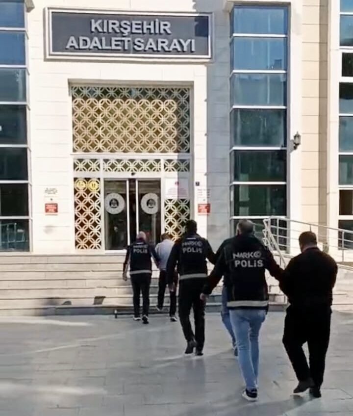 Kırşehir'de düzenlenen uyuşturucu operasyonunda gözaltına alınan 3 zanlı tutuklandı.