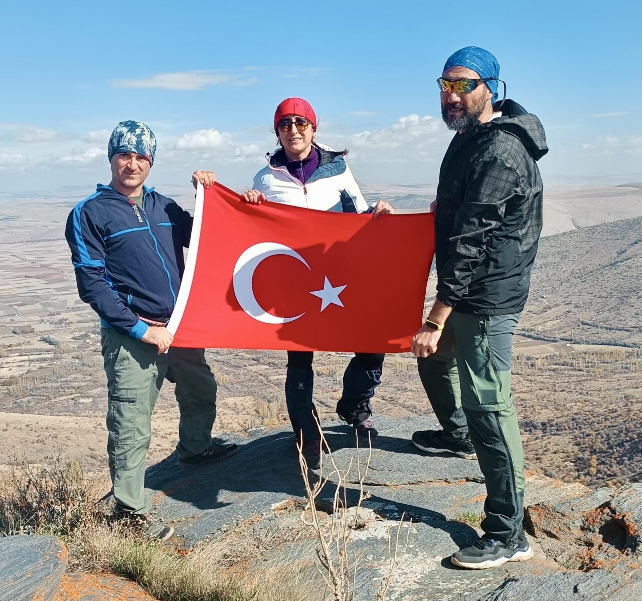 Kırşehirli dağcılar, Cumhuriyet'in 102. yılı dolayısıyla Kaman ilçesindeki 1823 metre