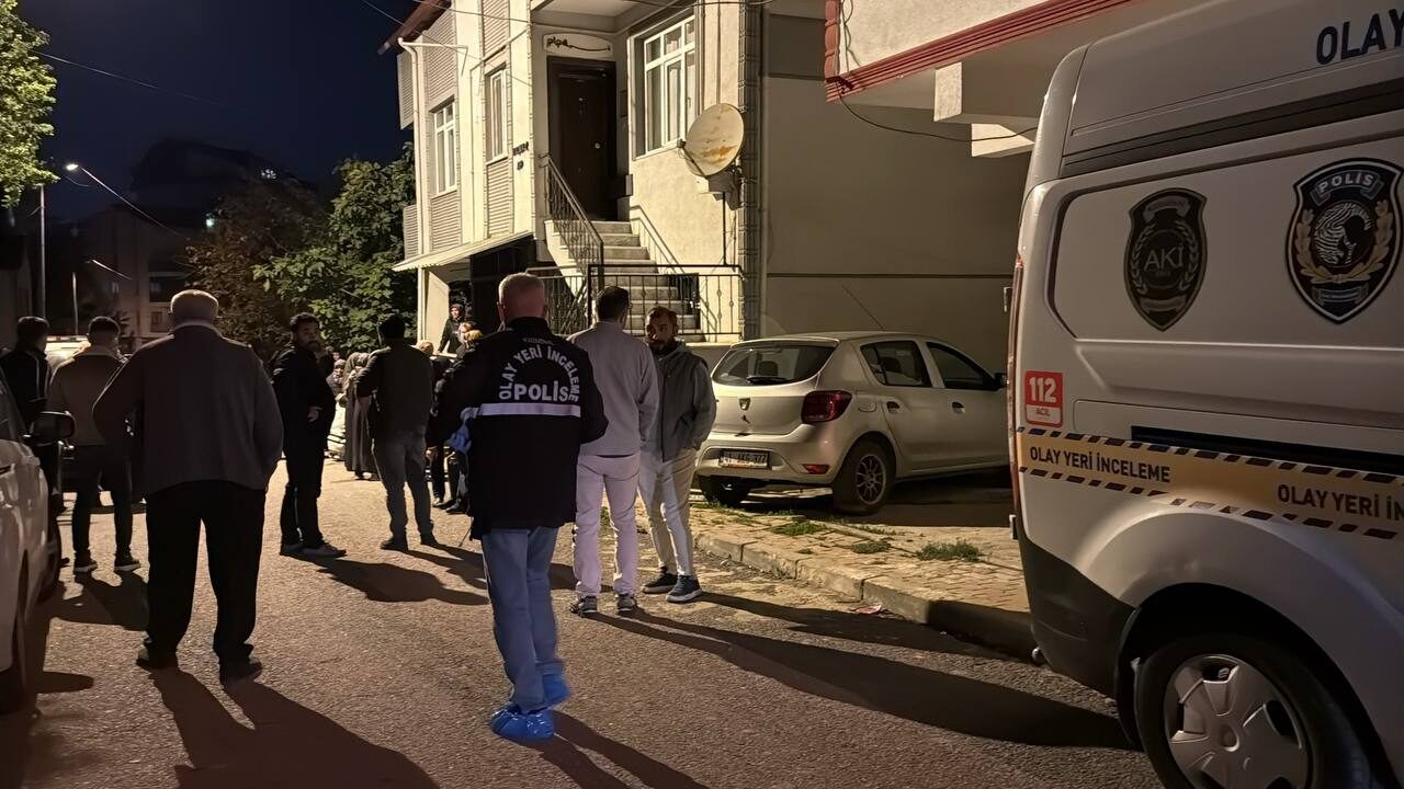 Kocaeli’nin Çayırova ilçesinde bir kişi, tartışma sırasında kızını tabancayla yaraladıktan