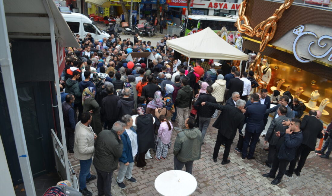  Kocaeli'nin Darıca ilçesinde, bir kuyumcu zincirinin yeni şube açılışında ilk