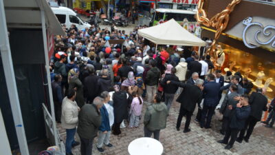  Kocaeli'nin Darıca ilçesinde, bir kuyumcu zincirinin yeni şube açılışında ilk