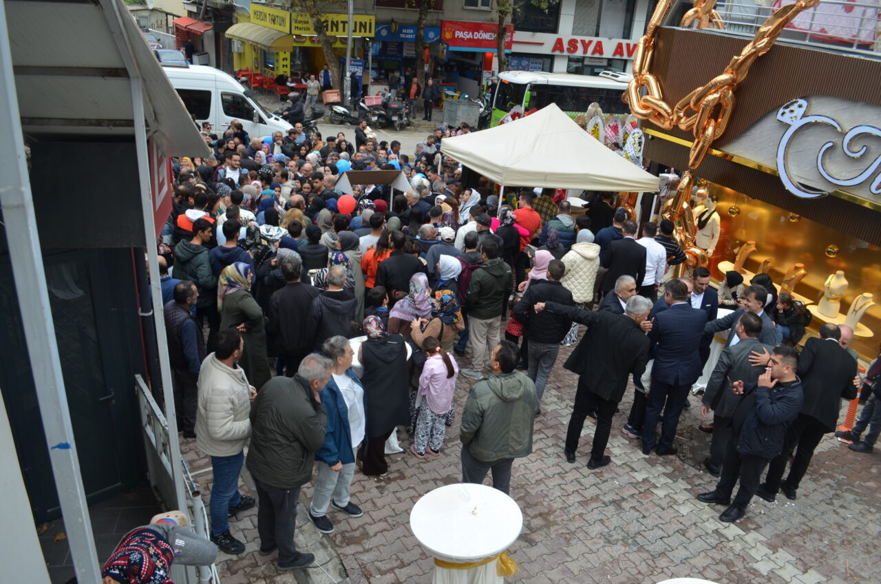  Kocaeli'nin Darıca ilçesinde, bir kuyumcu zincirinin yeni şube açılışında ilk
