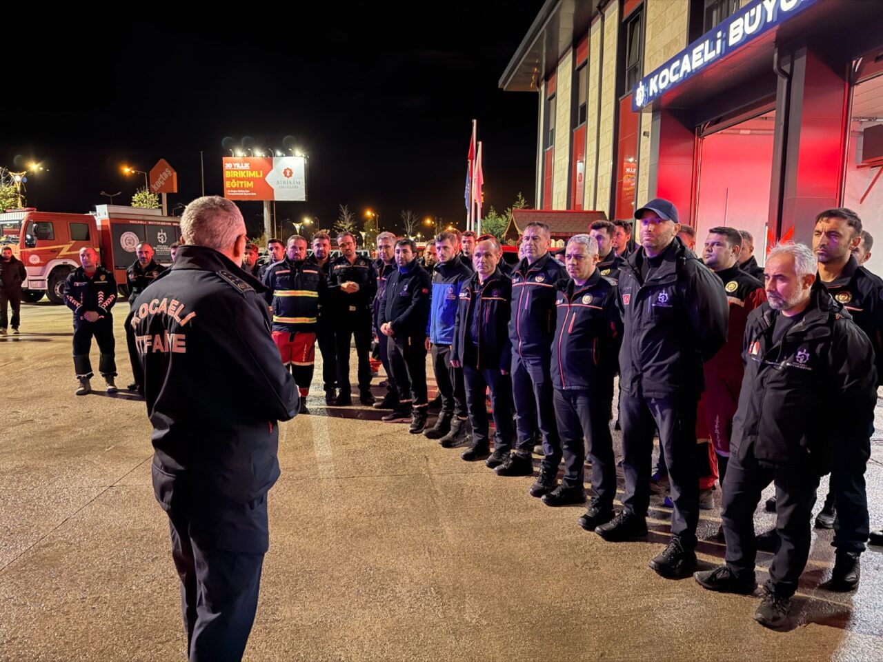 Kocaeli Büyükşehir Belediyesi, Balıkesir'in Sındırgı ilçesinde meydana gelen 6,1 büyüklüğündeki