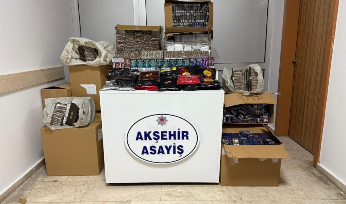  Konya'nın Akşehir ilçesinde polis ekiplerince düzenlenen kaçakçılık operasyonunda gözaltına alınan
