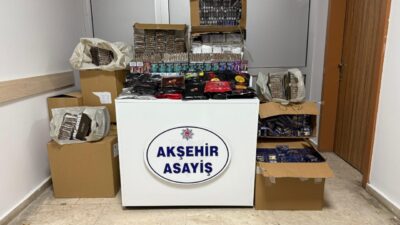  Konya'nın Akşehir ilçesinde polis ekiplerince düzenlenen kaçakçılık operasyonunda gözaltına alınan