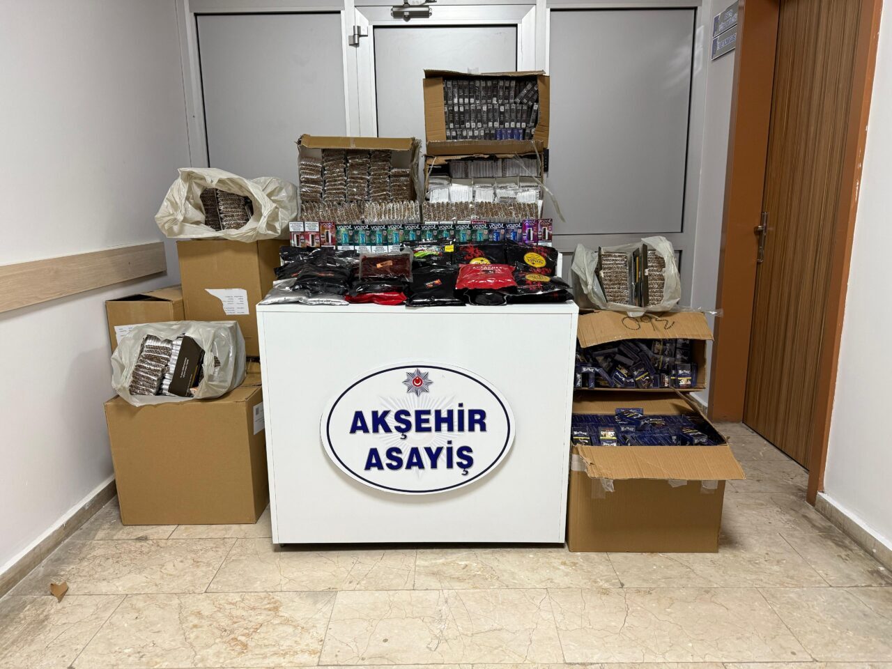  Konya'nın Akşehir ilçesinde polis ekiplerince düzenlenen kaçakçılık operasyonunda gözaltına alınan