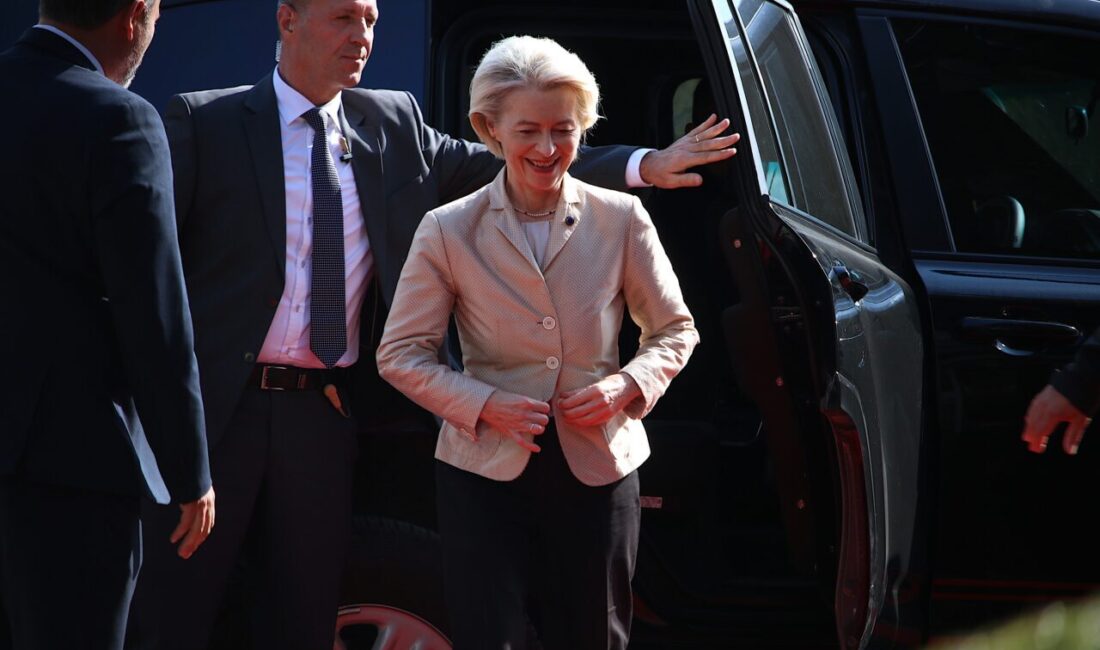 Kosova Cumhurbaşkanı Vjosa Osmani, Avrupa Birliği'nden (AB) ülkesine uyguladığı cezai