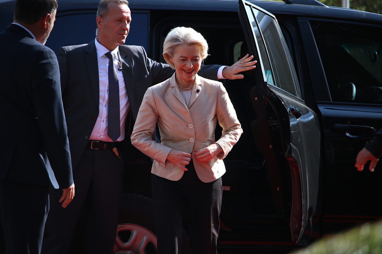 Kosova Cumhurbaşkanı Vjosa Osmani, Avrupa Birliği'nden (AB) ülkesine uyguladığı cezai