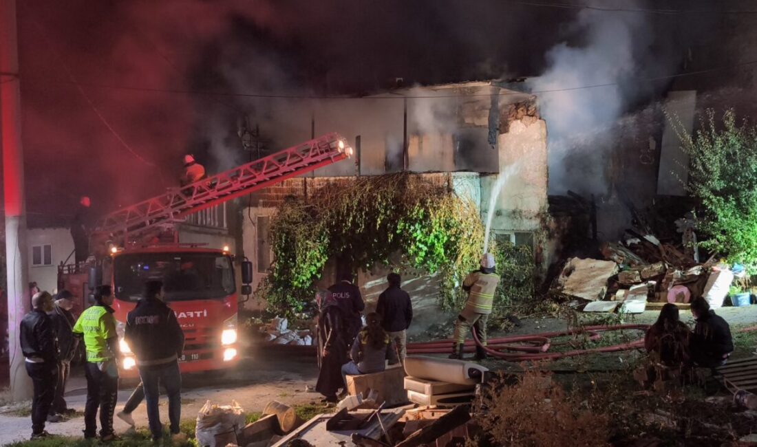  Kütahya'da iki katlı ahşap bir evde çıkan yangın, itfaiye ekiplerince