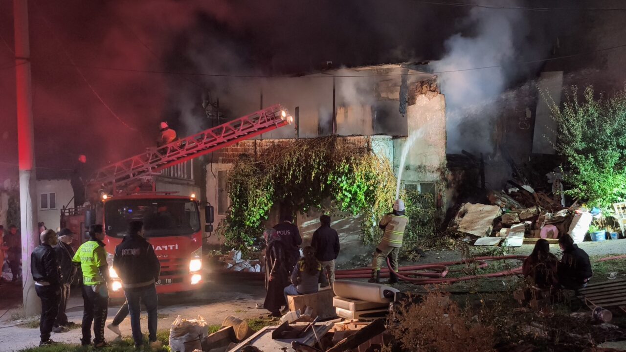  Kütahya'da iki katlı ahşap bir evde çıkan yangın, itfaiye ekiplerince