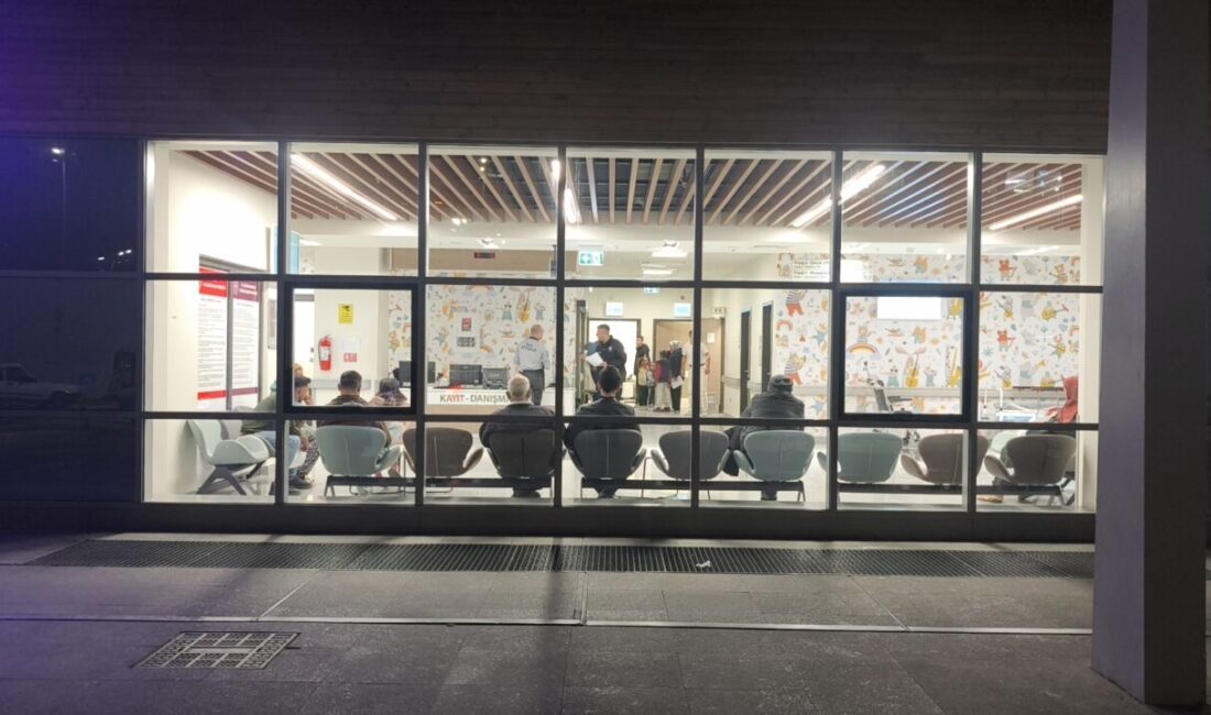 Kütahya'da, geziden dönerken rahatsızlanan 17 lise öğrencisi gıda zehirlenmesi şüphesiyle