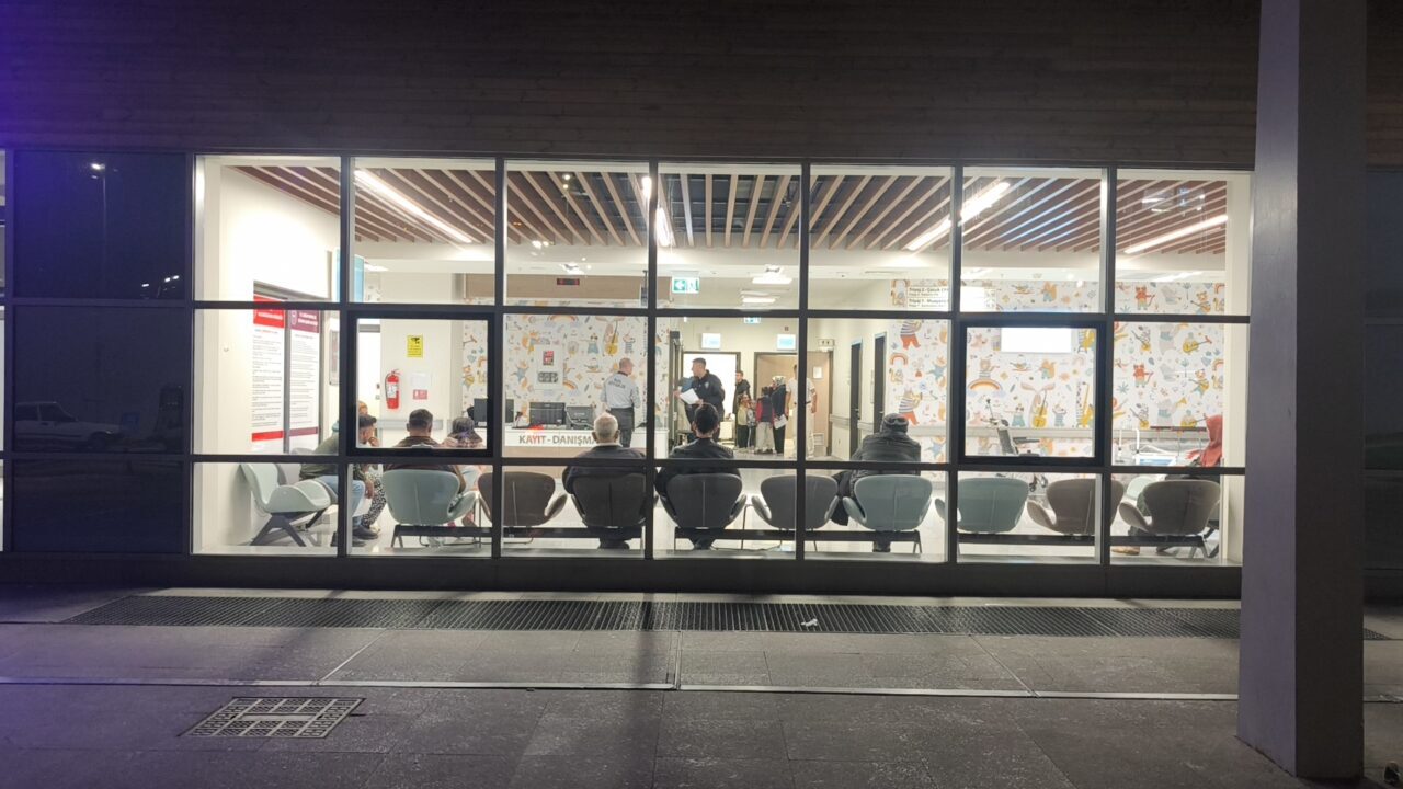 Kütahya'da, geziden dönerken rahatsızlanan 17 lise öğrencisi gıda zehirlenmesi şüphesiyle