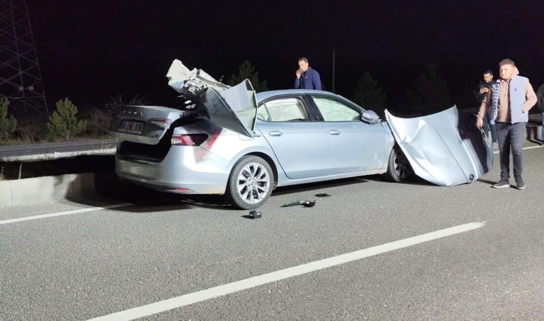 Kütahya'nın Tavşanlı ilçesinde, kamyonla çarpışan otomobildeki sürücü öldü, bir kişi