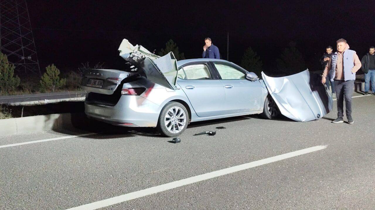 Kütahya'nın Tavşanlı ilçesinde, kamyonla çarpışan otomobildeki sürücü öldü, bir kişi