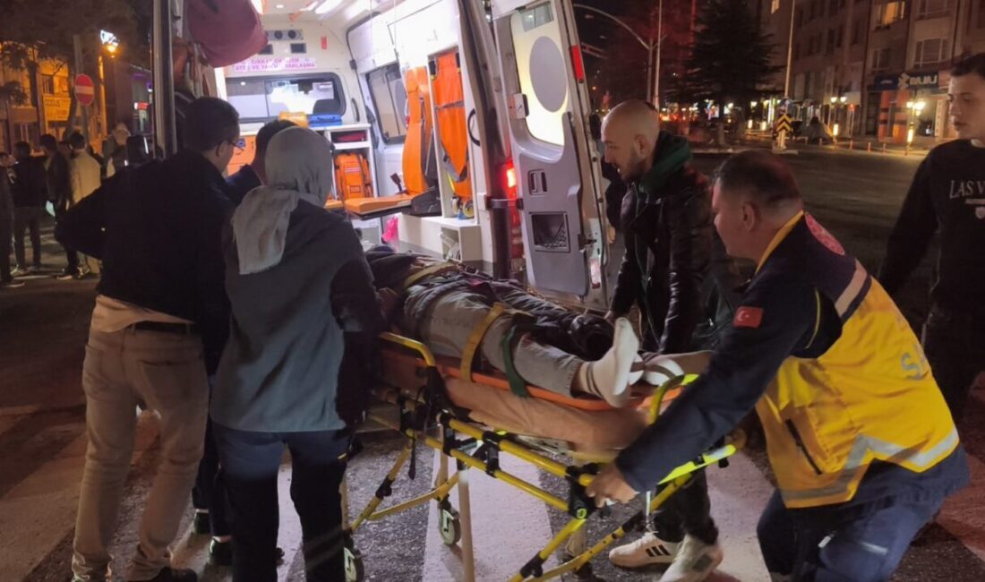 Kütahya'da, otomobille motosikletin çarpışması sonucu biri ağır 2 kişi yaralandı.