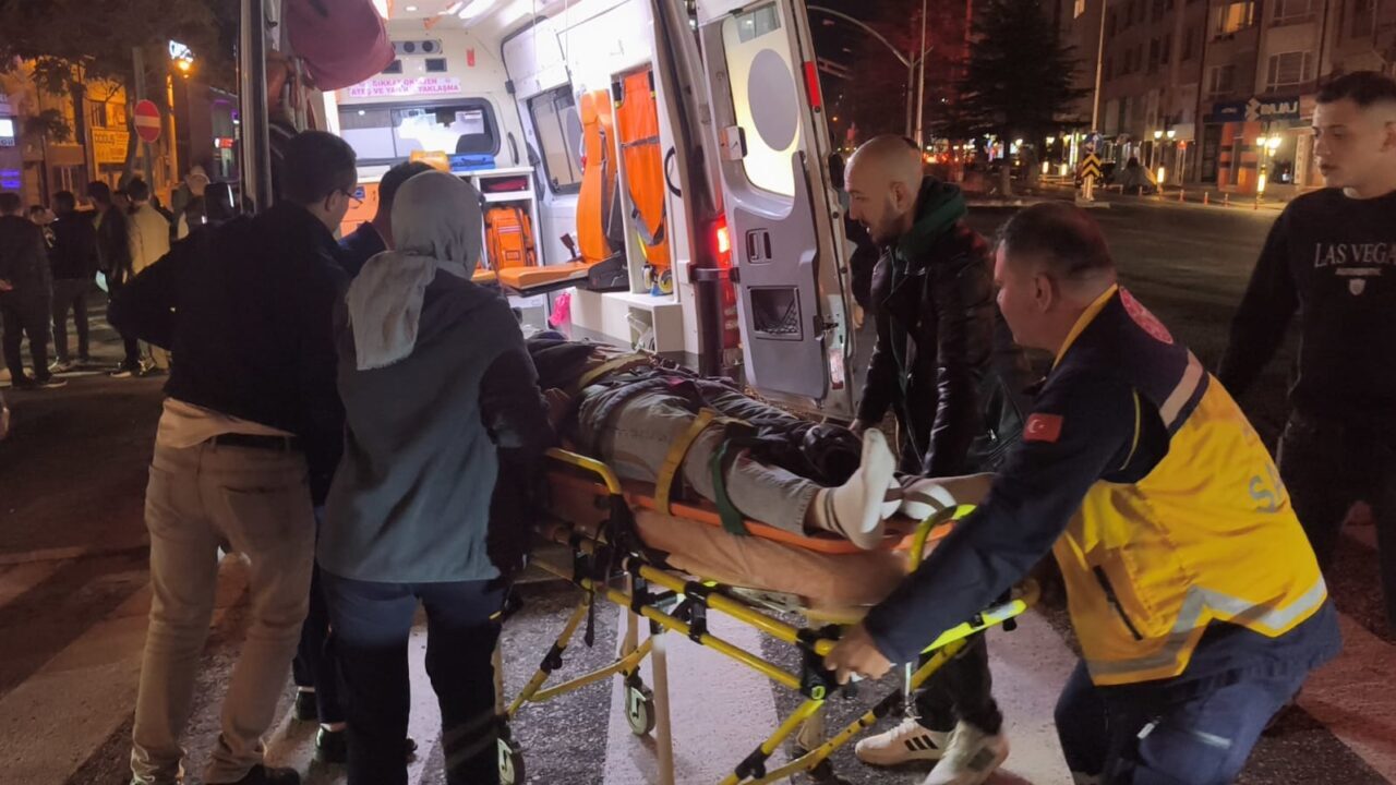 Kütahya'da, otomobille motosikletin çarpışması sonucu biri ağır 2 kişi yaralandı.