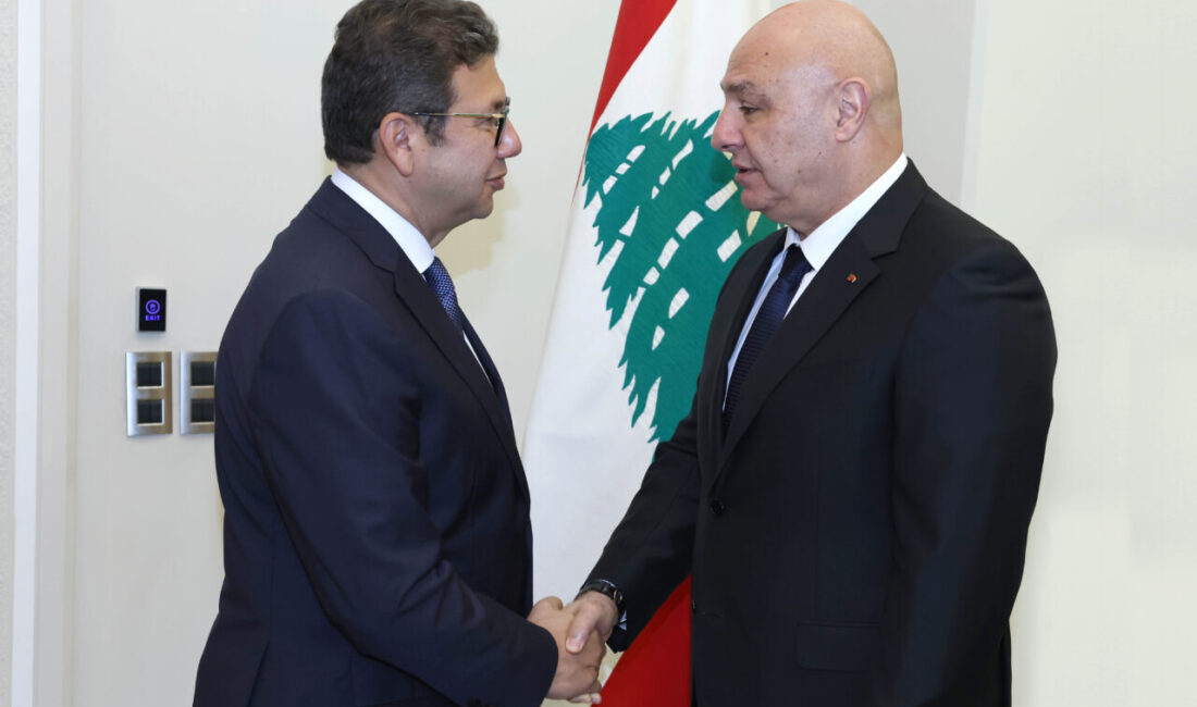  Lübnan Cumhurbaşkanı Joseph Avn, Mısır İstihbarat Başkanı Hasan Reşad ile