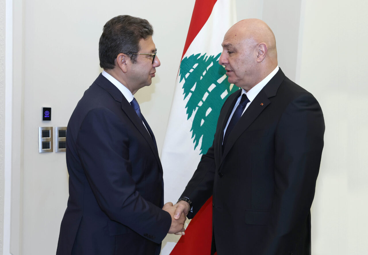  Lübnan Cumhurbaşkanı Joseph Avn, Mısır İstihbarat Başkanı Hasan Reşad ile