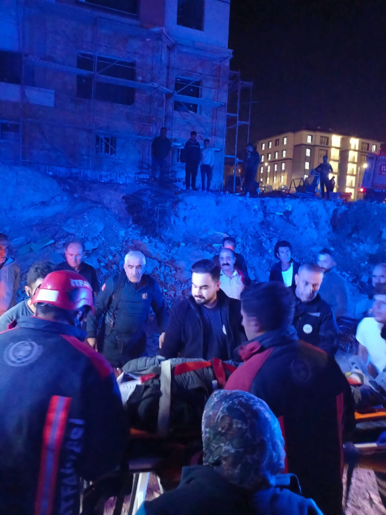 Malatya'nın Battalgazi ilçesinde asansör kurulumu yaptığı esnada yüksekten düşen işçi