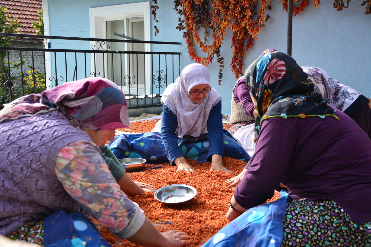 Manisa'nın Demirci ilçesinde, soğuk havalarda tüketilmek üzere, günler süren çalışmayla