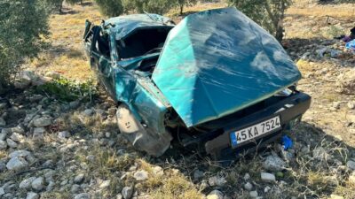 Manisa'nın Alaşehir ilçesinde, otomobilin şarampole devrilmesi sonucu karı koca hayatını