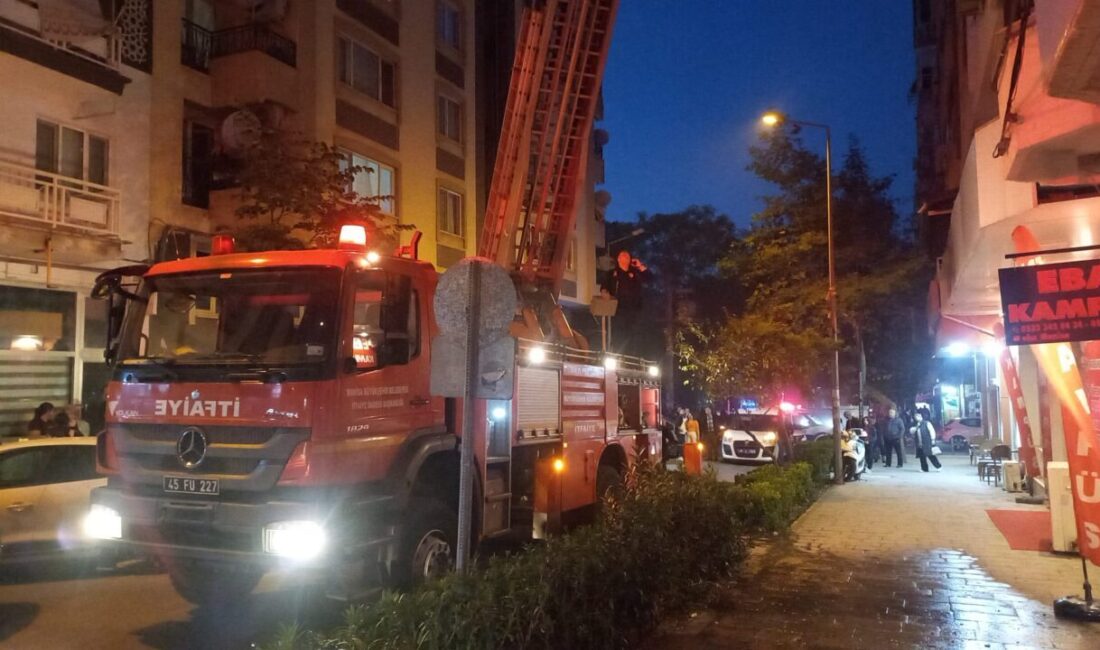 Manisa'nın Şehzadeler ilçesinde eşiyle tartışan kişi, evini ateşe verdi.