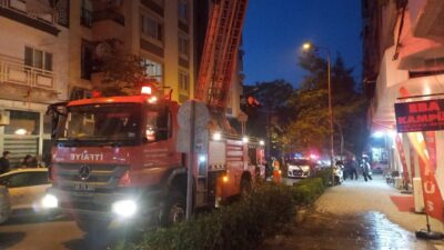 Manisa'nın Şehzadeler ilçesinde eşiyle tartışan kişi, evini ateşe verdi.