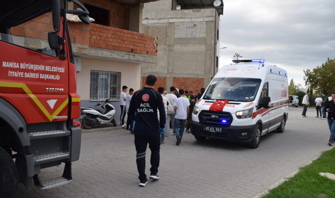 Manisa'nın Turgutlu ilçesinde evin duvarına çarpan otomobildeki 2 kişi yaralandı.