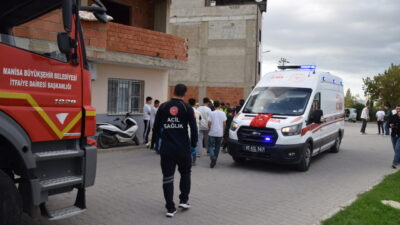 Manisa'nın Turgutlu ilçesinde evin duvarına çarpan otomobildeki 2 kişi yaralandı.