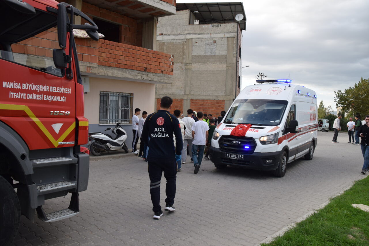 Manisa'nın Turgutlu ilçesinde evin duvarına çarpan otomobildeki 2 kişi yaralandı.