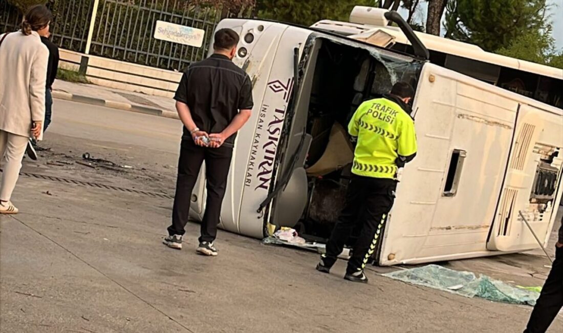 Manisa'nın Şehzadeler ilçesinde işçi servis midibüsü ile hafif ticari aracın