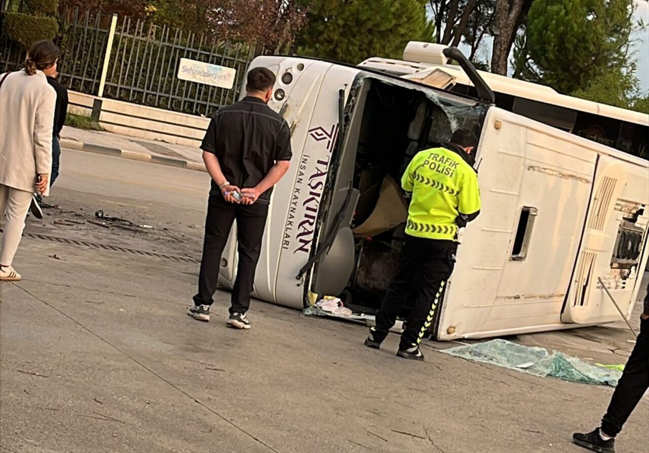 Manisa'nın Şehzadeler ilçesinde işçi servis midibüsü ile hafif ticari aracın