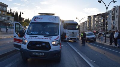 Manisa'nın Turgutlu ilçesinde kamyonun çarptığı genç ağır yaralandı.