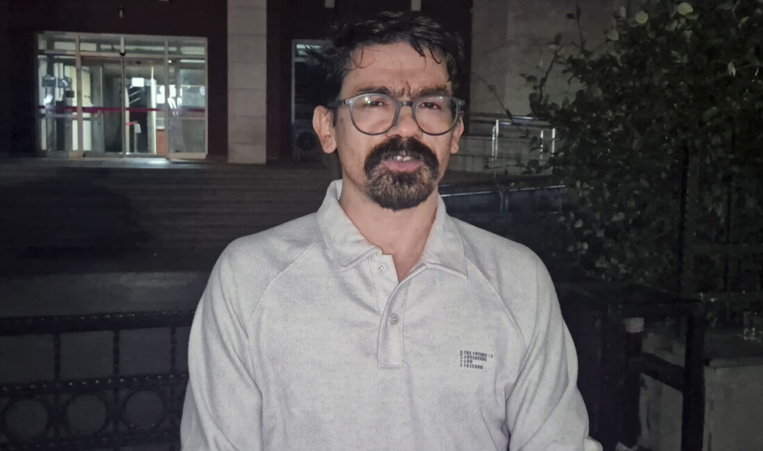 Manisa'nın Turgutlu ilçesinde, tartıştığı karısını bıçaklayarak öldüren ve kızını yaralayan