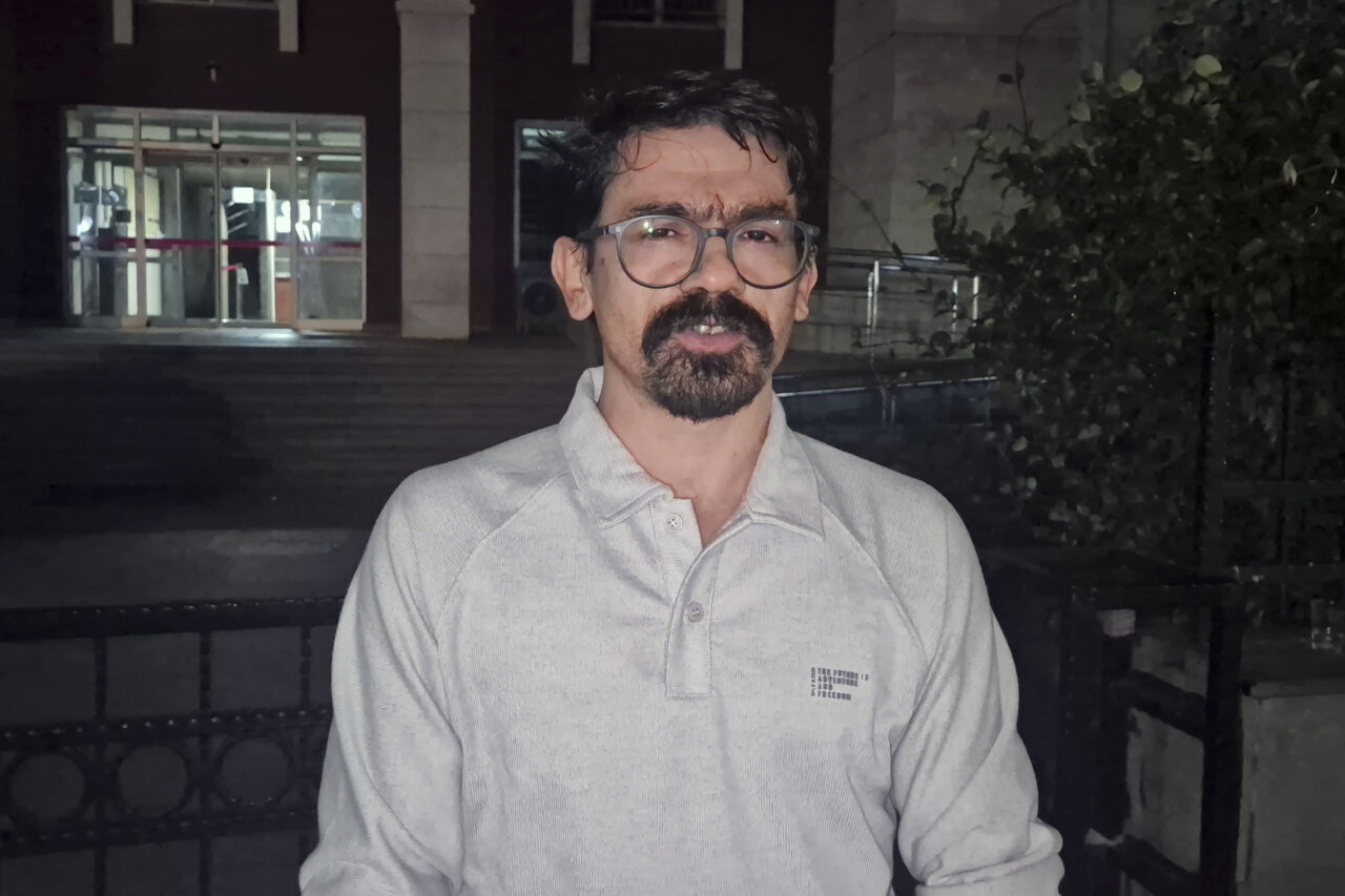 Manisa'nın Turgutlu ilçesinde, tartıştığı karısını bıçaklayarak öldüren ve kızını yaralayan