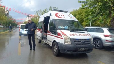  Manisa'nın Yunusemre ilçesinde çıkan kavgada bir kişi sırtından bıçakla yaralandı.