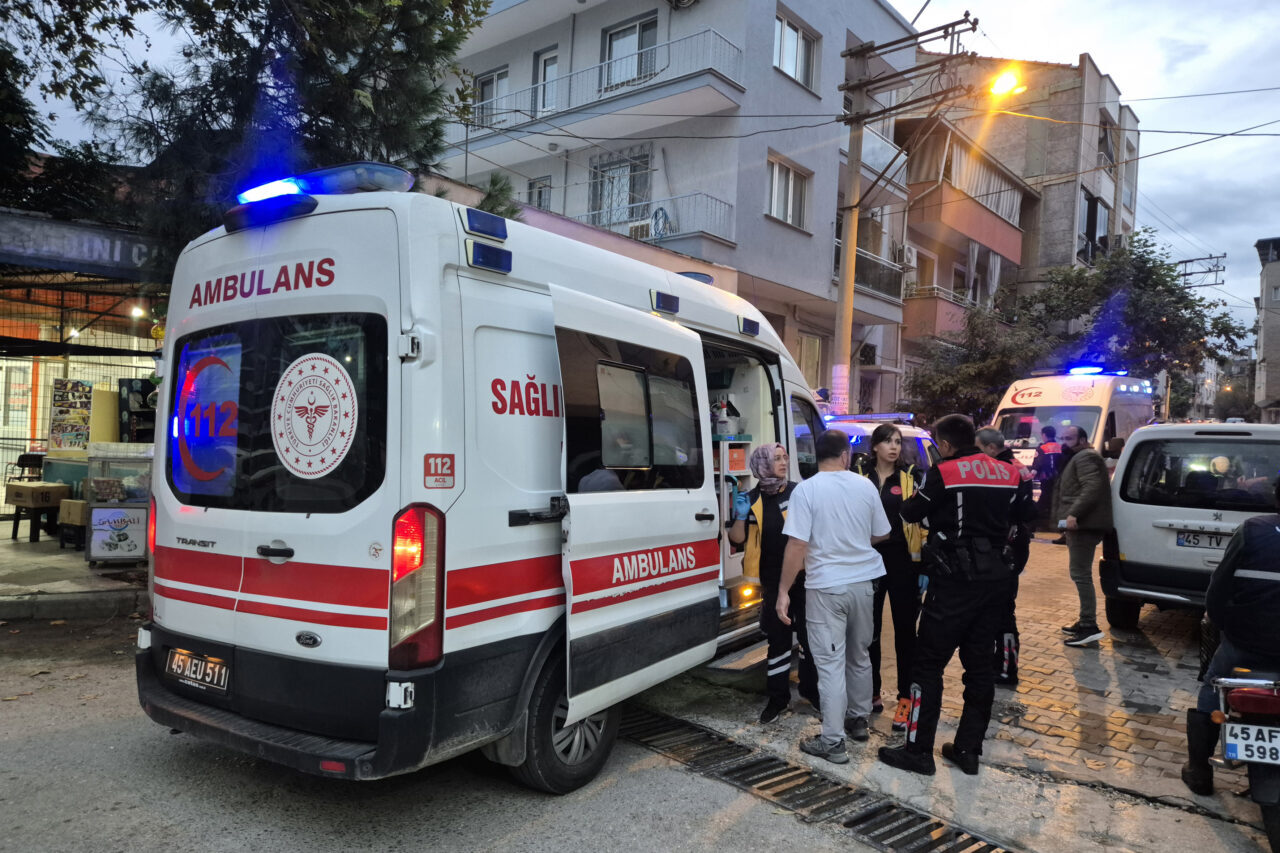 Manisa'nın Turgutlu ilçesinde, dayı ve yeğeni arasındaki kavgada taraflar birbirini