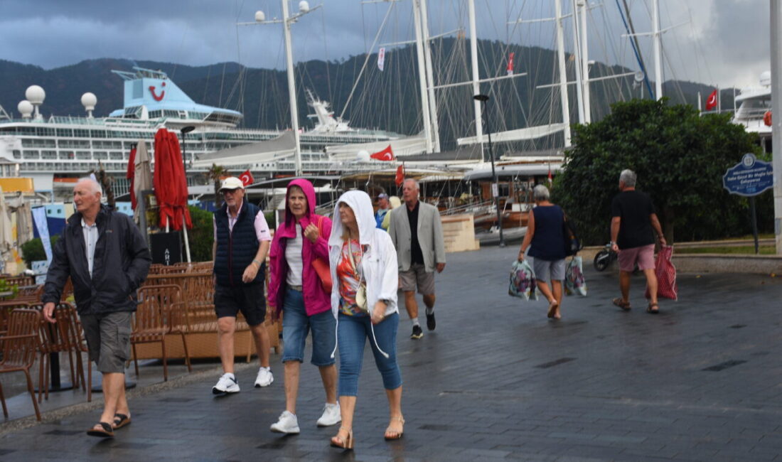 Bahamalar bayraklı "Marella Discovery 2" isimli kruvaziyer, Muğla'nın Marmaris ilçesine