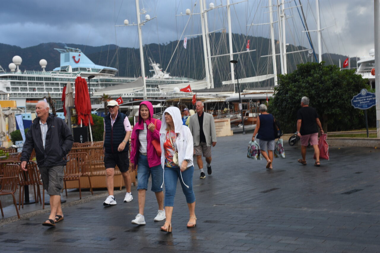 Bahamalar bayraklı "Marella Discovery 2" isimli kruvaziyer, Muğla'nın Marmaris ilçesine