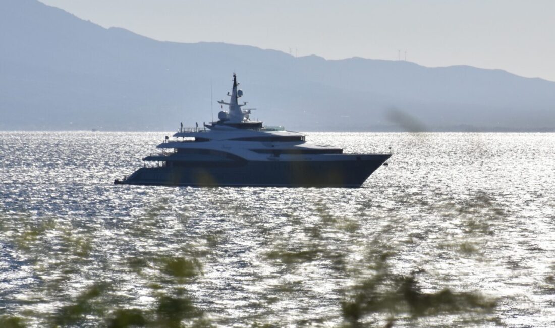 Özellikle yaz aylarında mega yatları ağırlayan Muğla'nın Bodrum ilçesinin açıklarına,