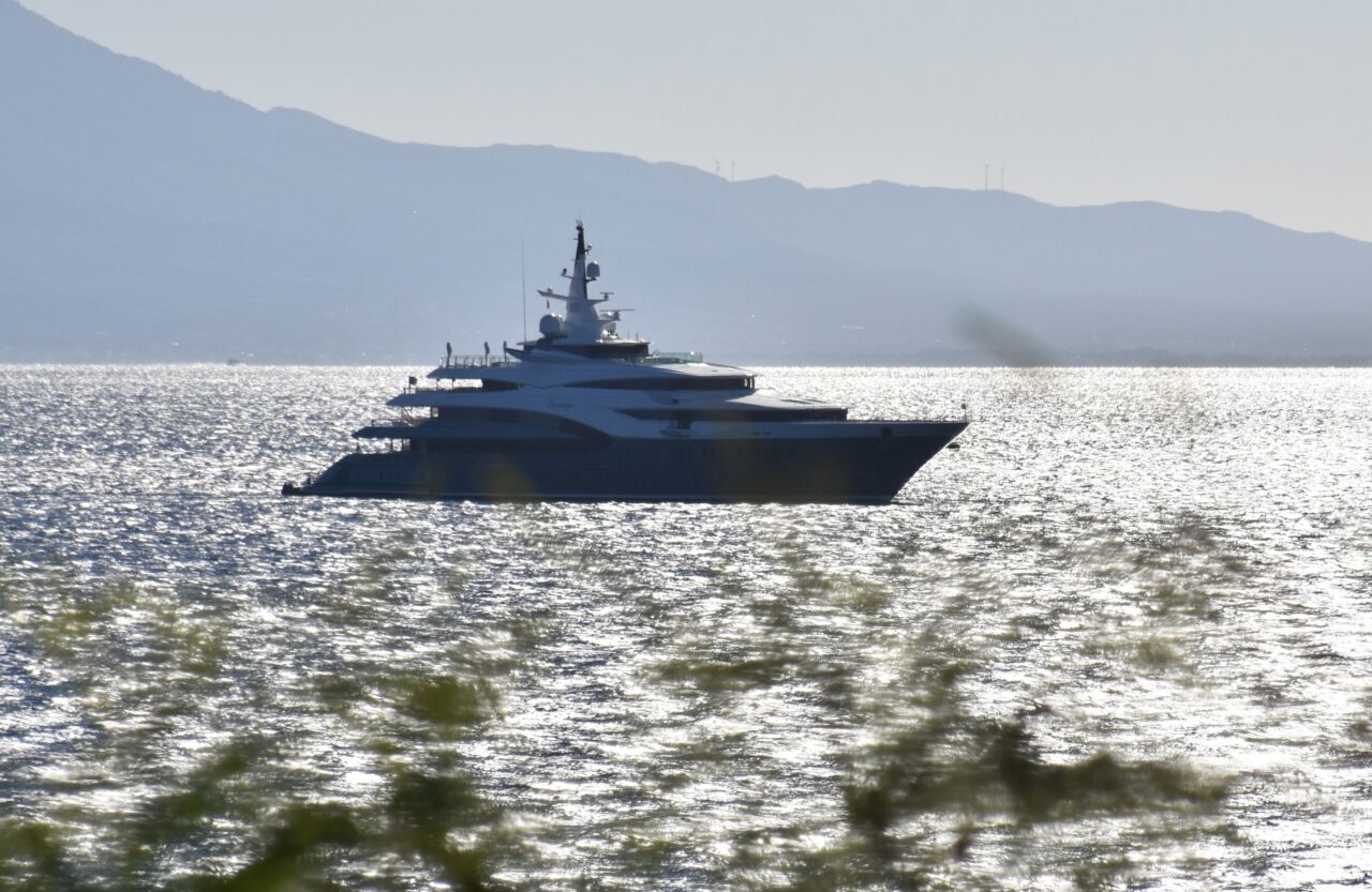 Özellikle yaz aylarında mega yatları ağırlayan Muğla'nın Bodrum ilçesinin açıklarına,