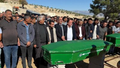 Mersin'in Gülnar ilçesinde otomobilin tarım işçilerini taşıyan midibüsle çarpışması sonucu