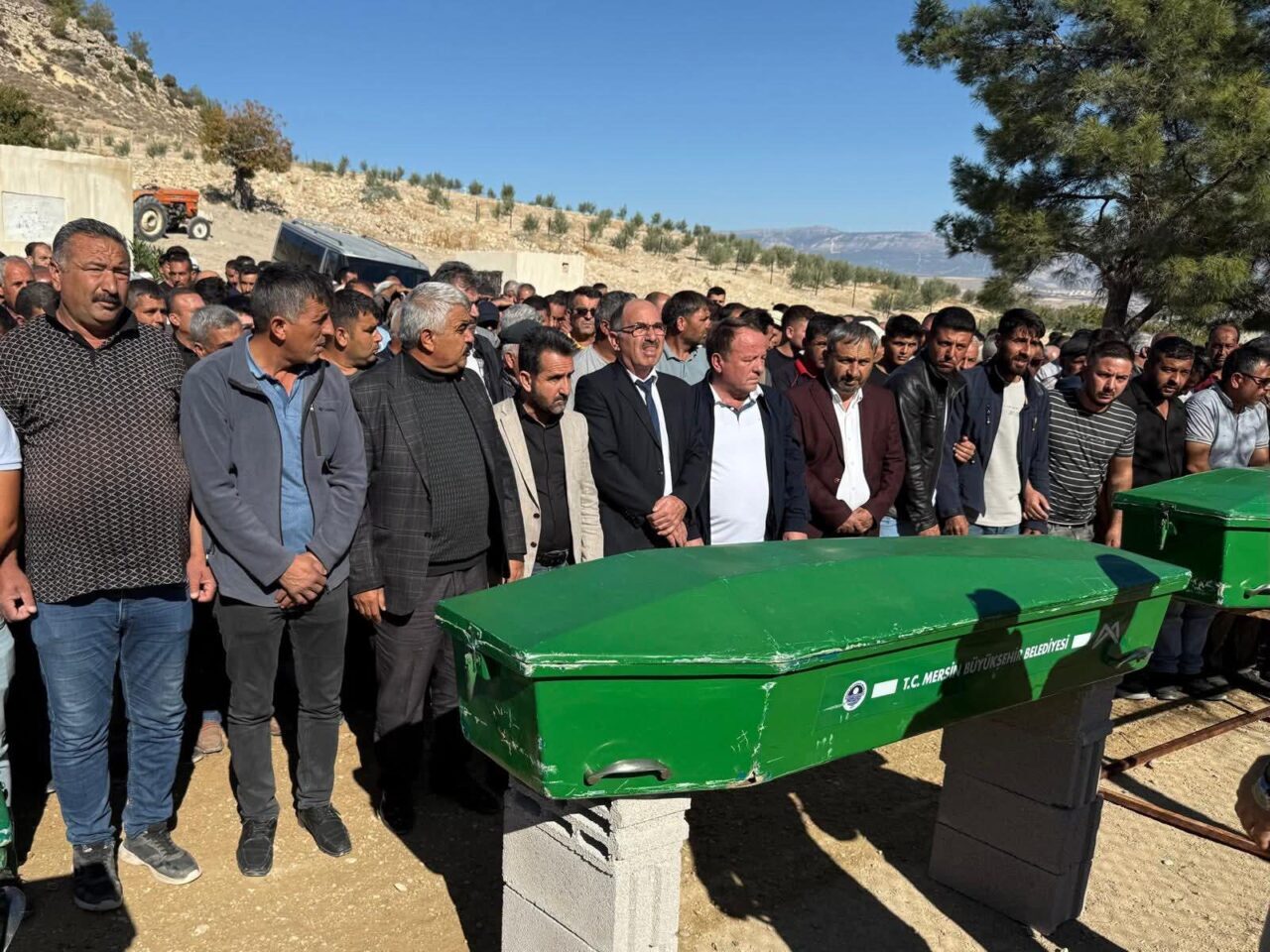 Mersin'in Gülnar ilçesinde otomobilin tarım işçilerini taşıyan midibüsle çarpışması sonucu