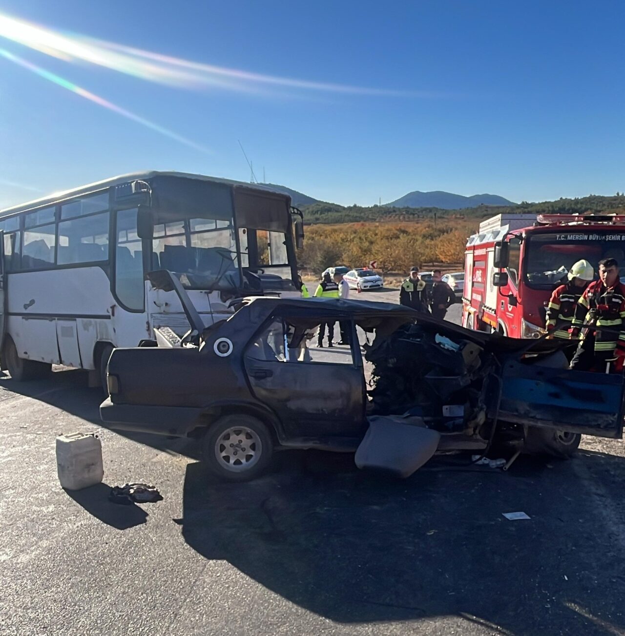  Mersin'in Gülnar ilçesinde otobüs ile otomobilin çarpışması sonucu 1 kişi