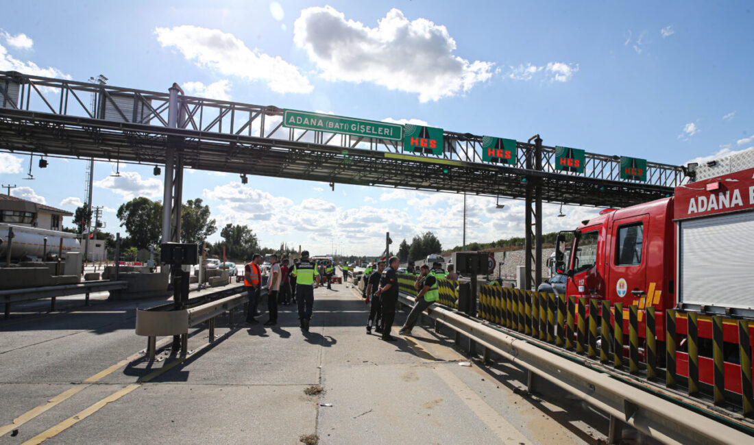 Mersin'in Tarsus ilçesinde otoyol gişelerindeki beton bariyere çarpan otomobildeki 2