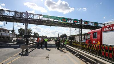 Mersin'in Tarsus ilçesinde otoyol gişelerindeki beton bariyere çarpan otomobildeki 2