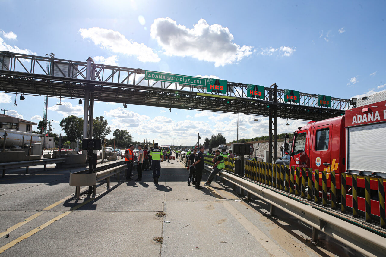 Mersin'in Tarsus ilçesinde otoyol gişelerindeki beton bariyere çarpan otomobildeki 2
