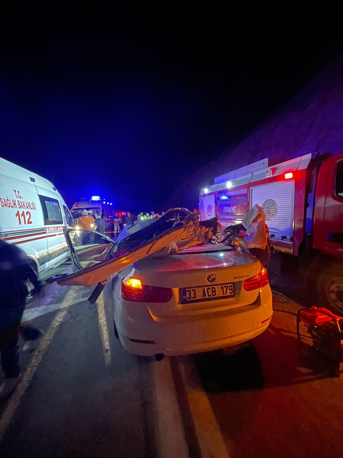 Mersin'in Çamlıyayla ilçesinde park halindeki tıra çarpan otomobildeki 1 kişi